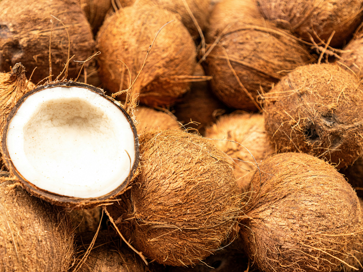 Cocco: il frutto tropicale che ti aiuta a stare bene (senza rinunciare al gusto)