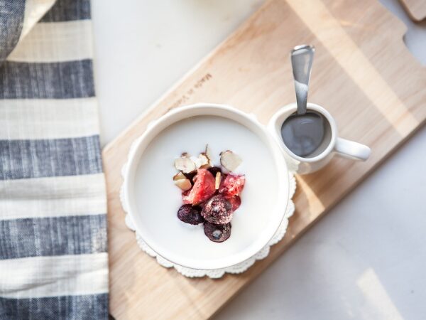 Yogurt greco: proprietà, benefici, ricette e differenze dallo yogurt tradizionale