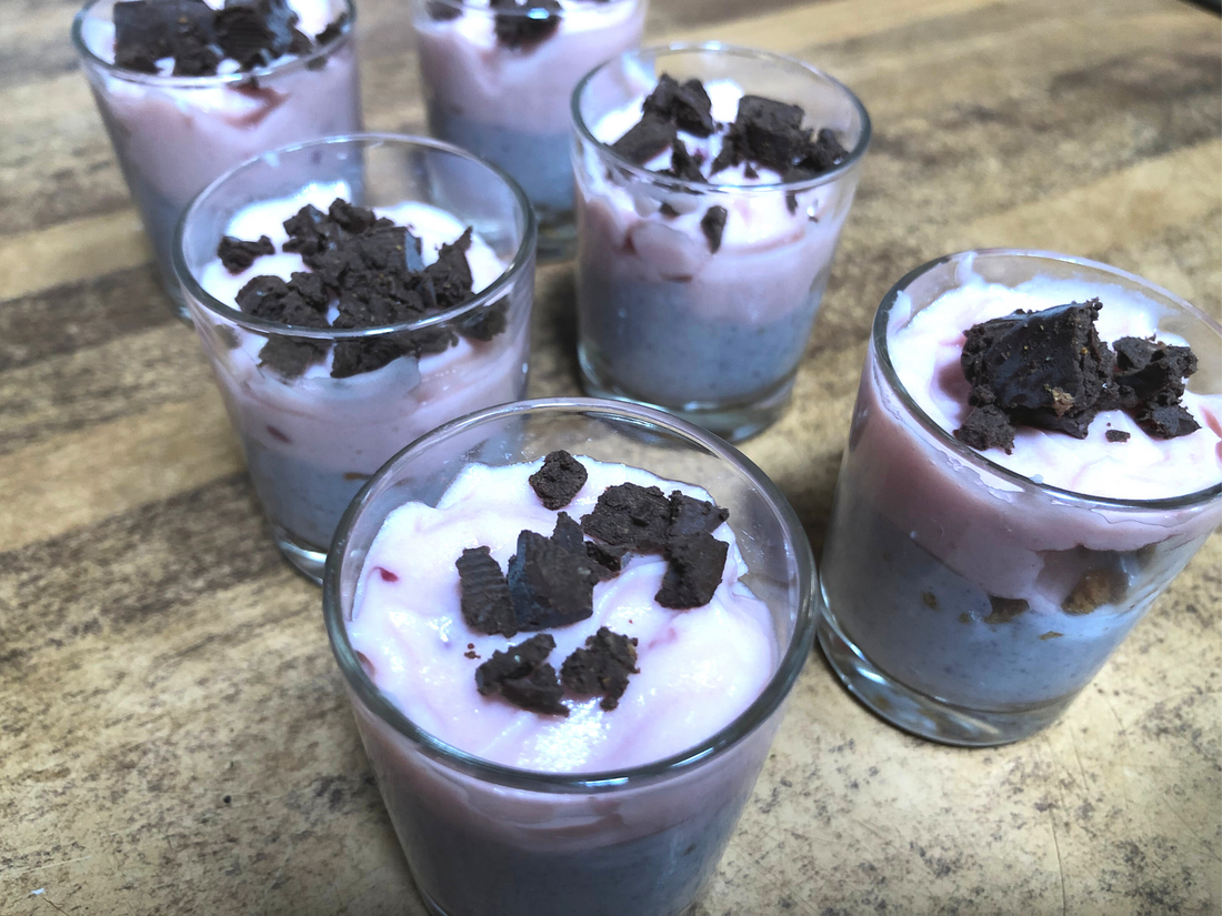 BICCHIERINI DI CREMA AI MIRTILLI E FRAGOLE